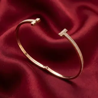 Change_bracelet_to_gold_red_202607151141_result.webp