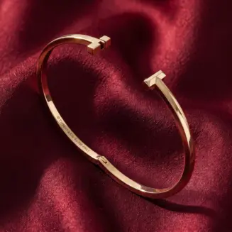 Change_bracelet_to_gold_red_202607151505_result.webp